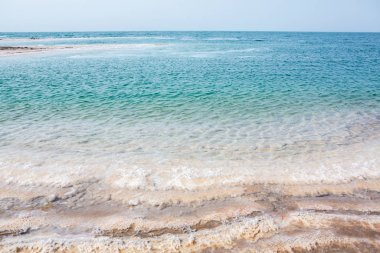 Ürdün 'de gün batımında Ölü Deniz kıyısı manzarası. Gün batımında tuz kristalleri. Mineral yapıları olan ölü deniz manzarası.