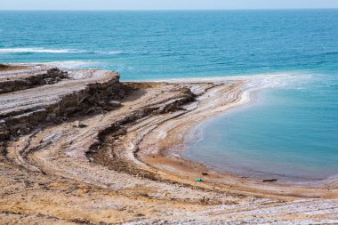 Ürdün 'de gün batımında Ölü Deniz kıyısı manzarası. Gün batımında tuz kristalleri. Mineral yapıları olan ölü deniz manzarası.