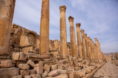 Ürdün 'ün Jerash şehrindeki Roma harabeleri. Modern şehrin hemen dışındaki duvarlarla çevrili Greko-Romen yerleşiminin kalıntıları. Jerash Arkeoloji Müzesi.