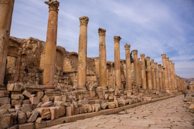 Ürdün 'ün Jerash şehrindeki Roma harabeleri. Modern şehrin hemen dışındaki duvarlarla çevrili Greko-Romen yerleşiminin kalıntıları. Jerash Arkeoloji Müzesi.