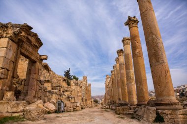 Ürdün 'ün Jerash şehrindeki Roma harabeleri. Modern şehrin hemen dışındaki duvarlarla çevrili Greko-Romen yerleşiminin kalıntıları. Jerash Arkeoloji Müzesi.