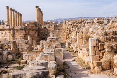 Ürdün 'ün Jerash şehrindeki Roma harabeleri. Modern şehrin hemen dışındaki duvarlarla çevrili Greko-Romen yerleşiminin kalıntıları. Jerash Arkeoloji Müzesi.