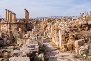 Ürdün 'ün Jerash şehrindeki Roma harabeleri. Modern şehrin hemen dışındaki duvarlarla çevrili Greko-Romen yerleşiminin kalıntıları. Jerash Arkeoloji Müzesi.
