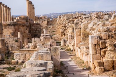 Ürdün 'ün Jerash şehrindeki Roma harabeleri. Modern şehrin hemen dışındaki duvarlarla çevrili Greko-Romen yerleşiminin kalıntıları. Jerash Arkeoloji Müzesi.
