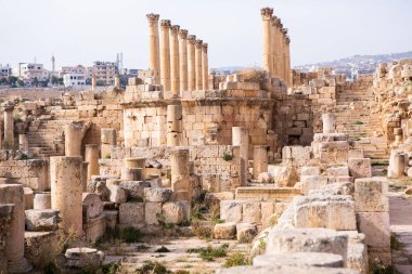 Ürdün 'ün Jerash şehrindeki Roma harabeleri. Modern şehrin hemen dışındaki duvarlarla çevrili Greko-Romen yerleşiminin kalıntıları. Jerash Arkeoloji Müzesi.