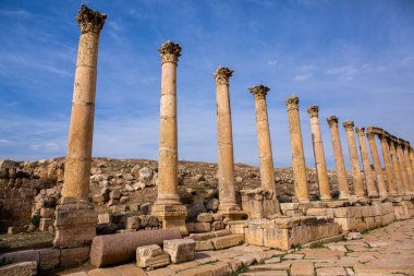 Ürdün 'ün Jerash şehrindeki Roma harabeleri. Modern şehrin hemen dışındaki duvarlarla çevrili Greko-Romen yerleşiminin kalıntıları. Jerash Arkeoloji Müzesi.