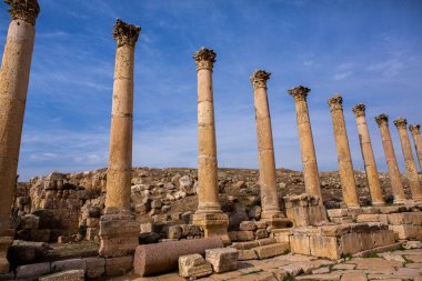 Ürdün 'ün Jerash şehrindeki Roma harabeleri. Modern şehrin hemen dışındaki duvarlarla çevrili Greko-Romen yerleşiminin kalıntıları. Jerash Arkeoloji Müzesi.
