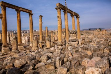 Ürdün 'ün Jerash şehrindeki Roma harabeleri. Modern şehrin hemen dışındaki duvarlarla çevrili Greko-Romen yerleşiminin kalıntıları. Jerash Arkeoloji Müzesi.