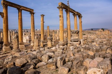 Ürdün 'ün Jerash şehrindeki Roma harabeleri. Modern şehrin hemen dışındaki duvarlarla çevrili Greko-Romen yerleşiminin kalıntıları. Jerash Arkeoloji Müzesi.