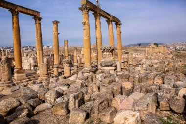Ürdün 'ün Jerash şehrindeki Roma harabeleri. Modern şehrin hemen dışındaki duvarlarla çevrili Greko-Romen yerleşiminin kalıntıları. Jerash Arkeoloji Müzesi.