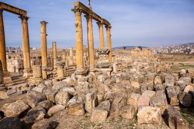 Ürdün 'ün Jerash şehrindeki Roma harabeleri. Modern şehrin hemen dışındaki duvarlarla çevrili Greko-Romen yerleşiminin kalıntıları. Jerash Arkeoloji Müzesi.