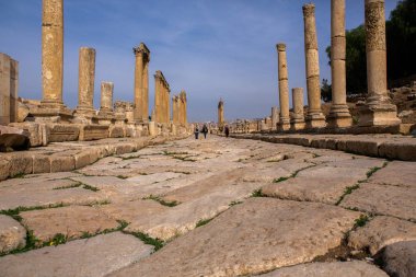 Ürdün 'ün Jerash şehrindeki Roma harabeleri. Modern şehrin hemen dışındaki duvarlarla çevrili Greko-Romen yerleşiminin kalıntıları. Jerash Arkeoloji Müzesi.