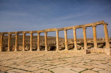 Ürdün 'ün Jerash şehrindeki Roma harabeleri. Modern şehrin hemen dışındaki duvarlarla çevrili Greko-Romen yerleşiminin kalıntıları. Jerash Arkeoloji Müzesi.