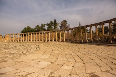 Ürdün 'ün Jerash şehrindeki Roma harabeleri. Modern şehrin hemen dışındaki duvarlarla çevrili Greko-Romen yerleşiminin kalıntıları. Jerash Arkeoloji Müzesi.