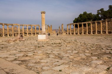 Ürdün 'ün Jerash şehrindeki Roma harabeleri. Modern şehrin hemen dışındaki duvarlarla çevrili Greko-Romen yerleşiminin kalıntıları. Jerash Arkeoloji Müzesi.