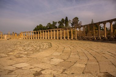 Ürdün 'ün Jerash şehrindeki Roma harabeleri. Modern şehrin hemen dışındaki duvarlarla çevrili Greko-Romen yerleşiminin kalıntıları. Jerash Arkeoloji Müzesi.