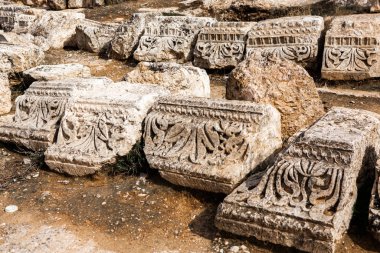 Ürdün 'ün Jerash şehrindeki Roma harabeleri. Modern şehrin hemen dışındaki duvarlarla çevrili Greko-Romen yerleşiminin kalıntıları. Jerash Arkeoloji Müzesi.