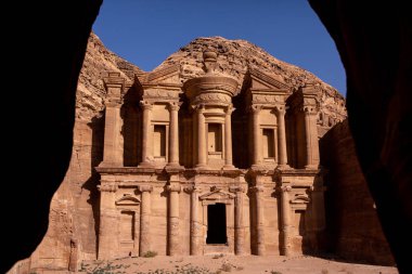 Petra, Ürdün 'deki kayaların ve antik mimarinin güzelliği. Petra, Ürdün 'deki antik tapınak
