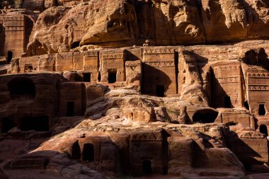 Petra, Ürdün 'deki kayaların ve antik mimarinin güzelliği. Petra, Ürdün 'deki antik tapınak
