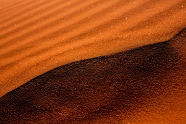 Ürdün 'deki Wadi Rum Çölü. Günbatımında. Kum tepeciğindeki güzel kum desenli panorama. Ürdün 'deki çöl manzarası.