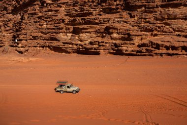 Ürdün 'deki Wadi Rum Çölü. Günbatımında. Kum tepeciğindeki güzel kum desenli panorama. Ürdün 'deki çöl manzarası.