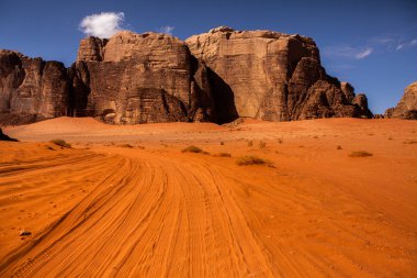 Ürdün 'deki Wadi Rum Çölü. Günbatımında. Kum tepeciğindeki güzel kum desenli panorama. Ürdün 'deki çöl manzarası.