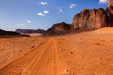Ürdün 'deki Wadi Rum Çölü. Günbatımında. Kum tepeciğindeki güzel kum desenli panorama. Ürdün 'deki çöl manzarası.
