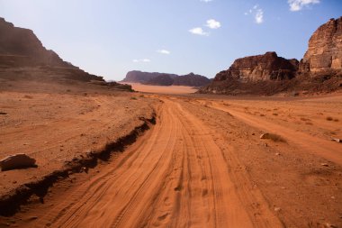 Ürdün 'deki Wadi Rum Çölü. Günbatımında. Kum tepeciğindeki güzel kum desenli panorama. Ürdün 'deki çöl manzarası.