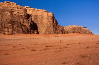 Ürdün 'deki Wadi Rum Çölü. Günbatımında. Kum tepeciğindeki güzel kum desenli panorama. Ürdün 'deki çöl manzarası.
