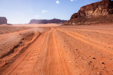 Ürdün 'deki Wadi Rum Çölü. Günbatımında. Kum tepeciğindeki güzel kum desenli panorama. Ürdün 'deki çöl manzarası.