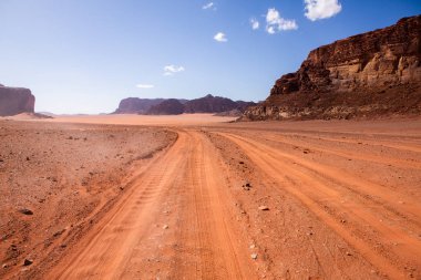 Ürdün 'deki Wadi Rum Çölü. Günbatımında. Kum tepeciğindeki güzel kum desenli panorama. Ürdün 'deki çöl manzarası.