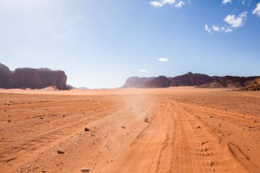 Ürdün 'deki Wadi Rum Çölü. Günbatımında. Kum tepeciğindeki güzel kum desenli panorama. Ürdün 'deki çöl manzarası.