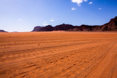 Ürdün 'deki Wadi Rum Çölü. Günbatımında. Kum tepeciğindeki güzel kum desenli panorama. Ürdün 'deki çöl manzarası.