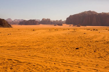 Ürdün 'deki Wadi Rum Çölü. Günbatımında. Kum tepeciğindeki güzel kum desenli panorama. Ürdün 'deki çöl manzarası.