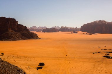 Ürdün 'deki Wadi Rum Çölü. Günbatımında. Kum tepeciğindeki güzel kum desenli panorama. Ürdün 'deki çöl manzarası.