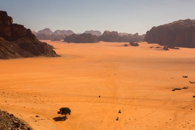 Ürdün 'deki Wadi Rum Çölü. Günbatımında. Kum tepeciğindeki güzel kum desenli panorama. Ürdün 'deki çöl manzarası.