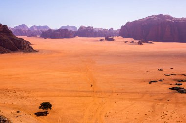 Ürdün 'deki Wadi Rum Çölü. Günbatımında. Kum tepeciğindeki güzel kum desenli panorama. Ürdün 'deki çöl manzarası.
