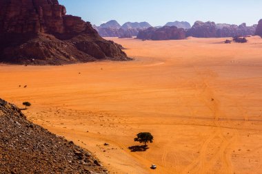 Ürdün 'deki Wadi Rum Çölü. Günbatımında. Kum tepeciğindeki güzel kum desenli panorama. Ürdün 'deki çöl manzarası.