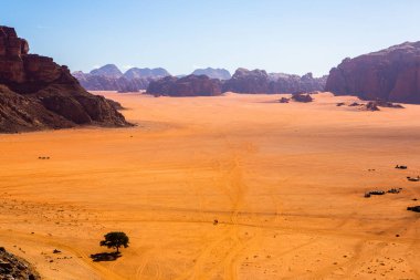 Ürdün 'deki Wadi Rum Çölü. Günbatımında. Kum tepeciğindeki güzel kum desenli panorama. Ürdün 'deki çöl manzarası.