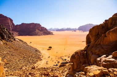 Ürdün 'deki Wadi Rum Çölü. Günbatımında. Kum tepeciğindeki güzel kum desenli panorama. Ürdün 'deki çöl manzarası.