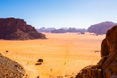 Ürdün 'deki Wadi Rum Çölü. Günbatımında. Kum tepeciğindeki güzel kum desenli panorama. Ürdün 'deki çöl manzarası.