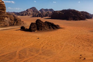 Ürdün 'deki Wadi Rum Çölü. Günbatımında. Kum tepeciğindeki güzel kum desenli panorama. Ürdün 'deki çöl manzarası.