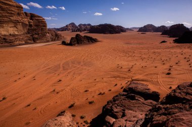 Ürdün 'deki Wadi Rum Çölü. Günbatımında. Kum tepeciğindeki güzel kum desenli panorama. Ürdün 'deki çöl manzarası.