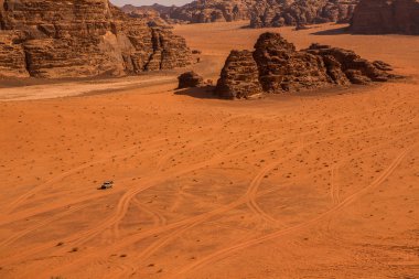 Ürdün 'deki Wadi Rum Çölü. Günbatımında. Kum tepeciğindeki güzel kum desenli panorama. Ürdün 'deki çöl manzarası.