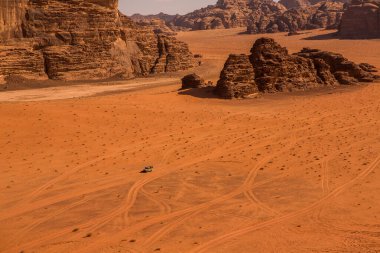 Ürdün 'deki Wadi Rum Çölü. Günbatımında. Kum tepeciğindeki güzel kum desenli panorama. Ürdün 'deki çöl manzarası.