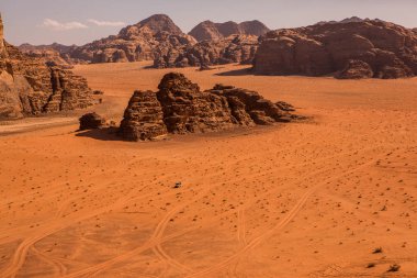 Ürdün 'deki Wadi Rum Çölü. Günbatımında. Kum tepeciğindeki güzel kum desenli panorama. Ürdün 'deki çöl manzarası.