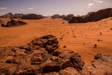 Ürdün 'deki Wadi Rum Çölü. Günbatımında. Kum tepeciğindeki güzel kum desenli panorama. Ürdün 'deki çöl manzarası.
