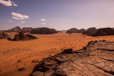 Ürdün 'deki Wadi Rum Çölü. Günbatımında. Kum tepeciğindeki güzel kum desenli panorama. Ürdün 'deki çöl manzarası.