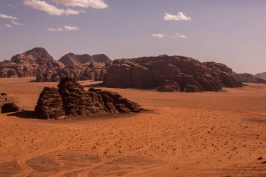 Ürdün 'deki Wadi Rum Çölü. Günbatımında. Kum tepeciğindeki güzel kum desenli panorama. Ürdün 'deki çöl manzarası.