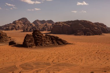 Ürdün 'deki Wadi Rum Çölü. Günbatımında. Kum tepeciğindeki güzel kum desenli panorama. Ürdün 'deki çöl manzarası.
